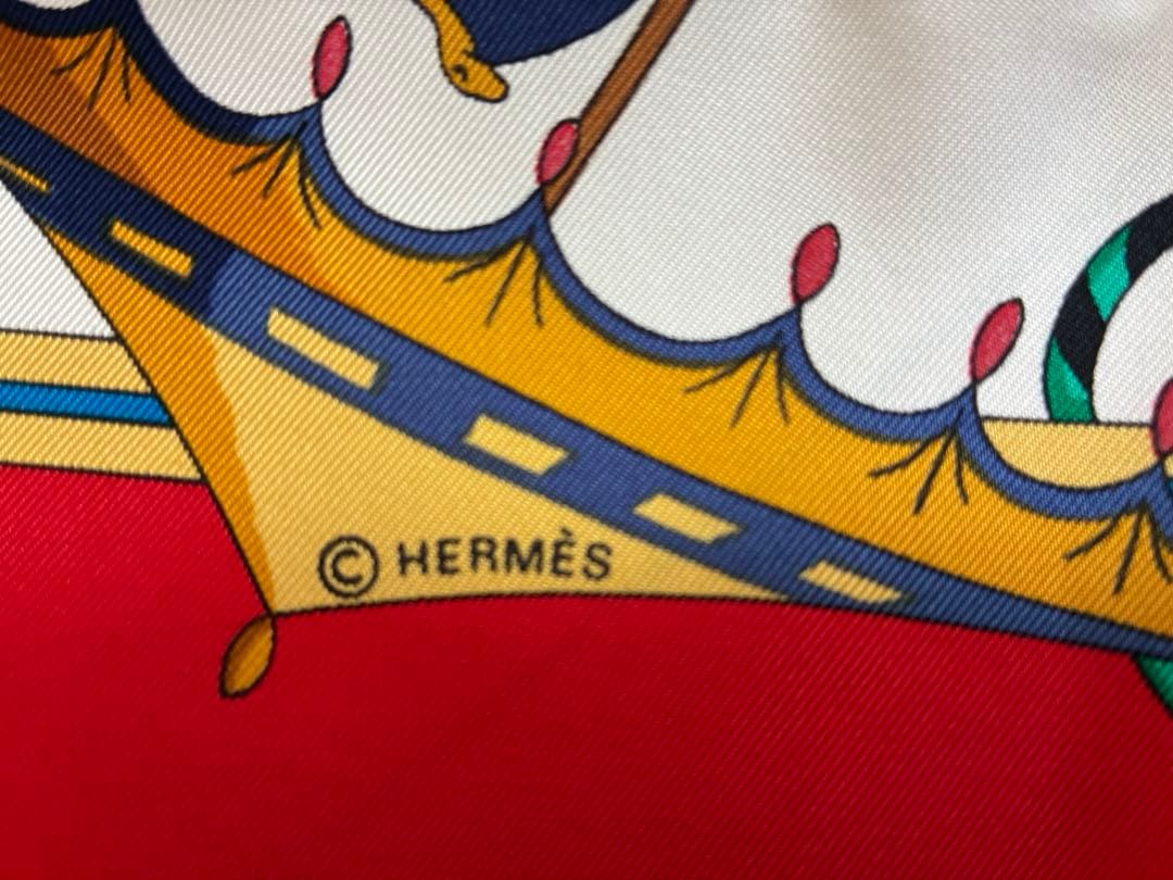 Hermès シルクスカーフ 赤色 多彩なイラスト