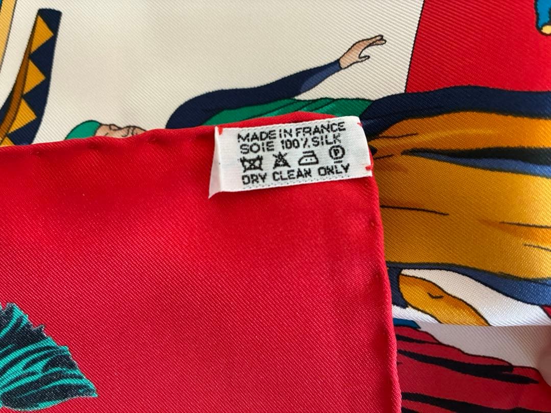 Hermès シルクスカーフ 赤色 多彩なイラスト