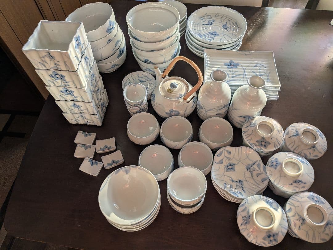 青い花柄の和風食器セット