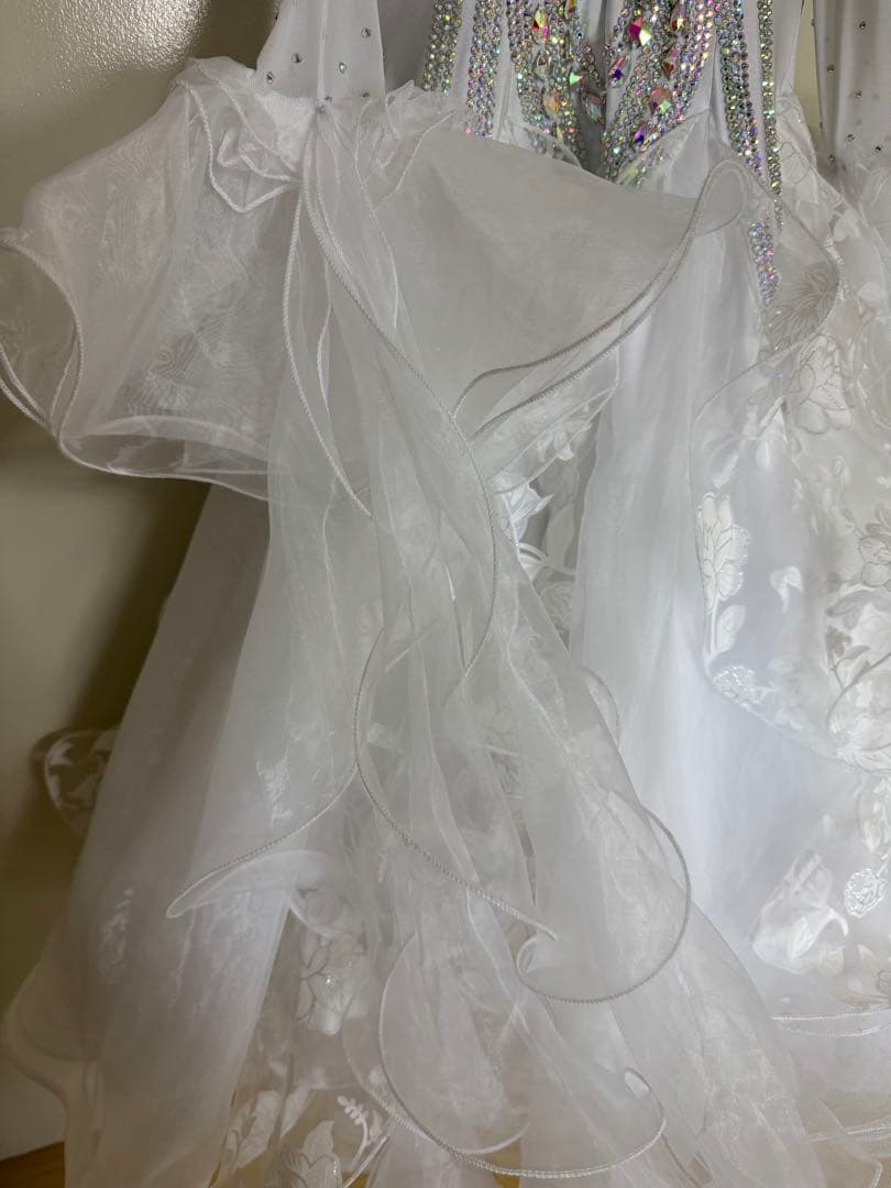 美品　社交ダンスドレス　スタンダードドレス　ホワイトドレス　ふわふわドレス