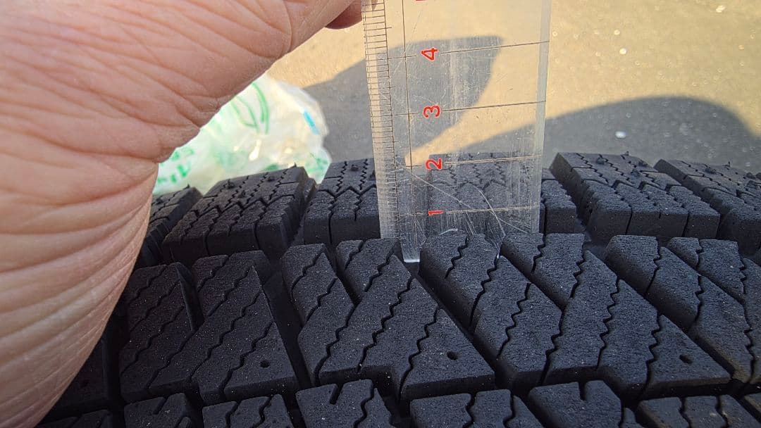 即日発送中古タイヤ2本（2組目）BLIZZAK VRX2 225/50R17