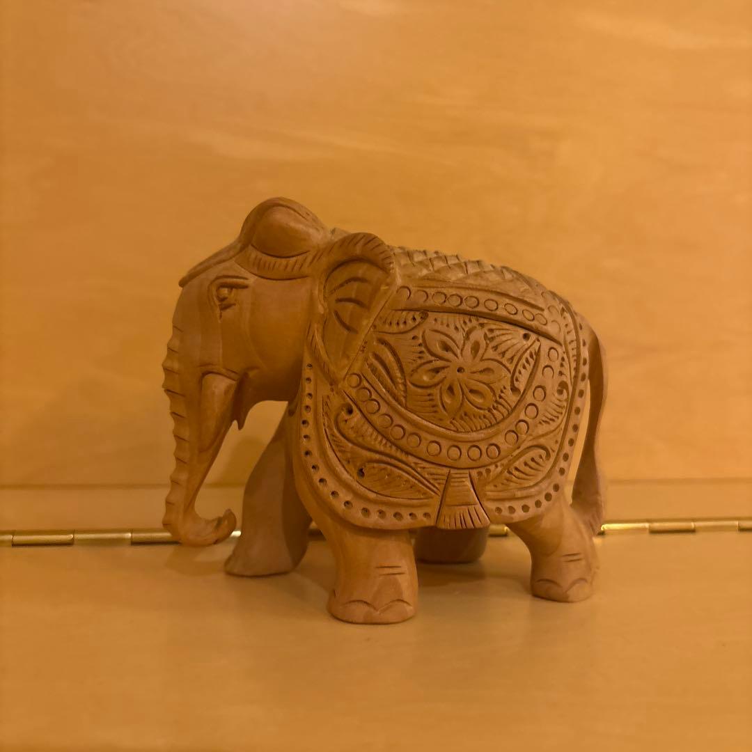 白檀　木彫り　木製象の彫刻 約10cm×12cm白檀 サンダルウッド