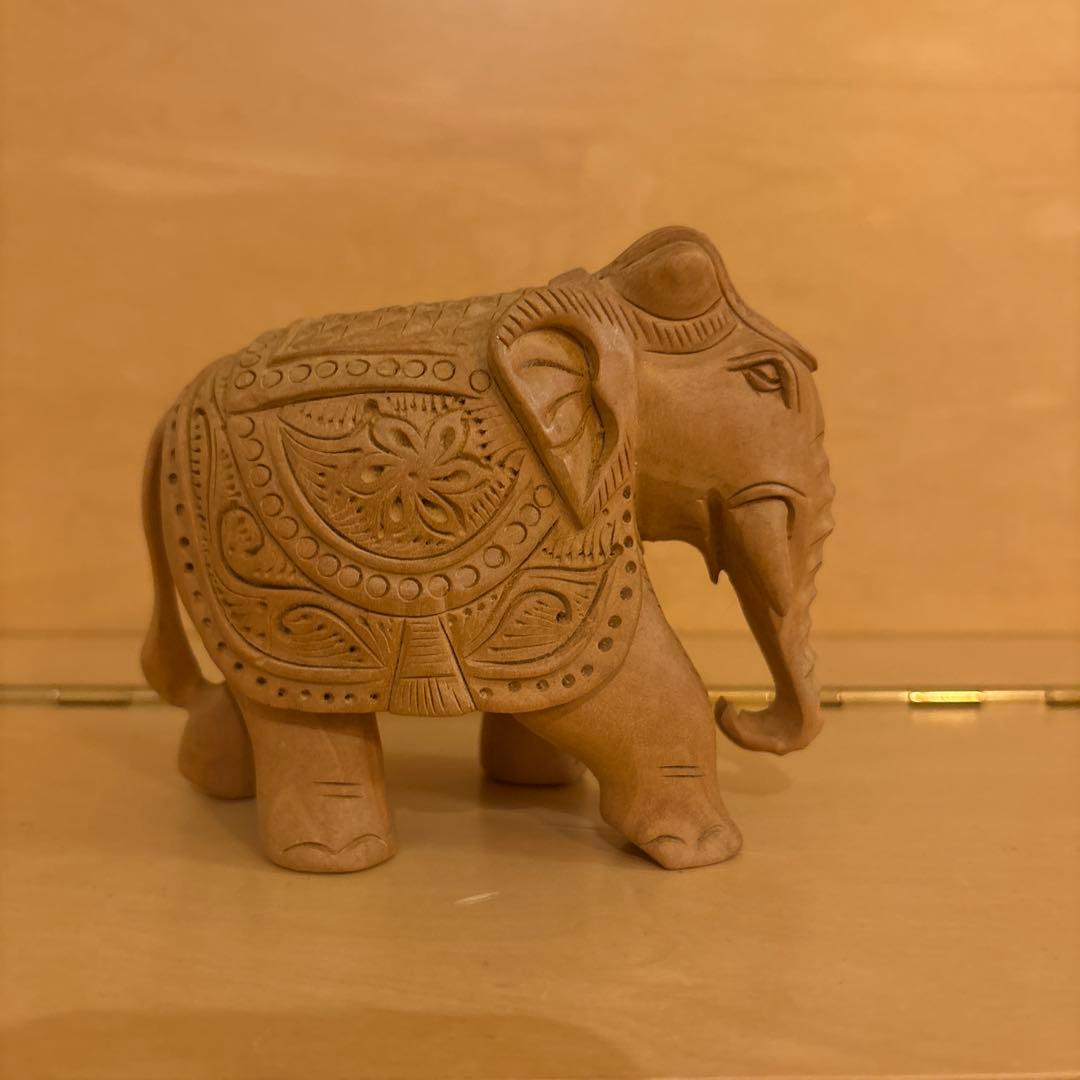 白檀　木彫り　木製象の彫刻 約10cm×12cm白檀 サンダルウッド