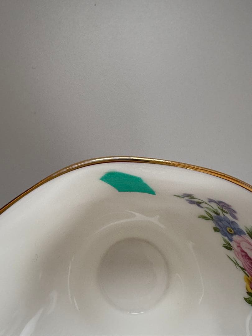 ロイヤルアルバート　レディカーライル　ティーカップ&ソーサーと中皿4セット