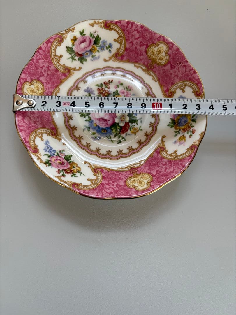 ロイヤルアルバート　レディカーライル　ティーカップ&ソーサーと中皿4セット