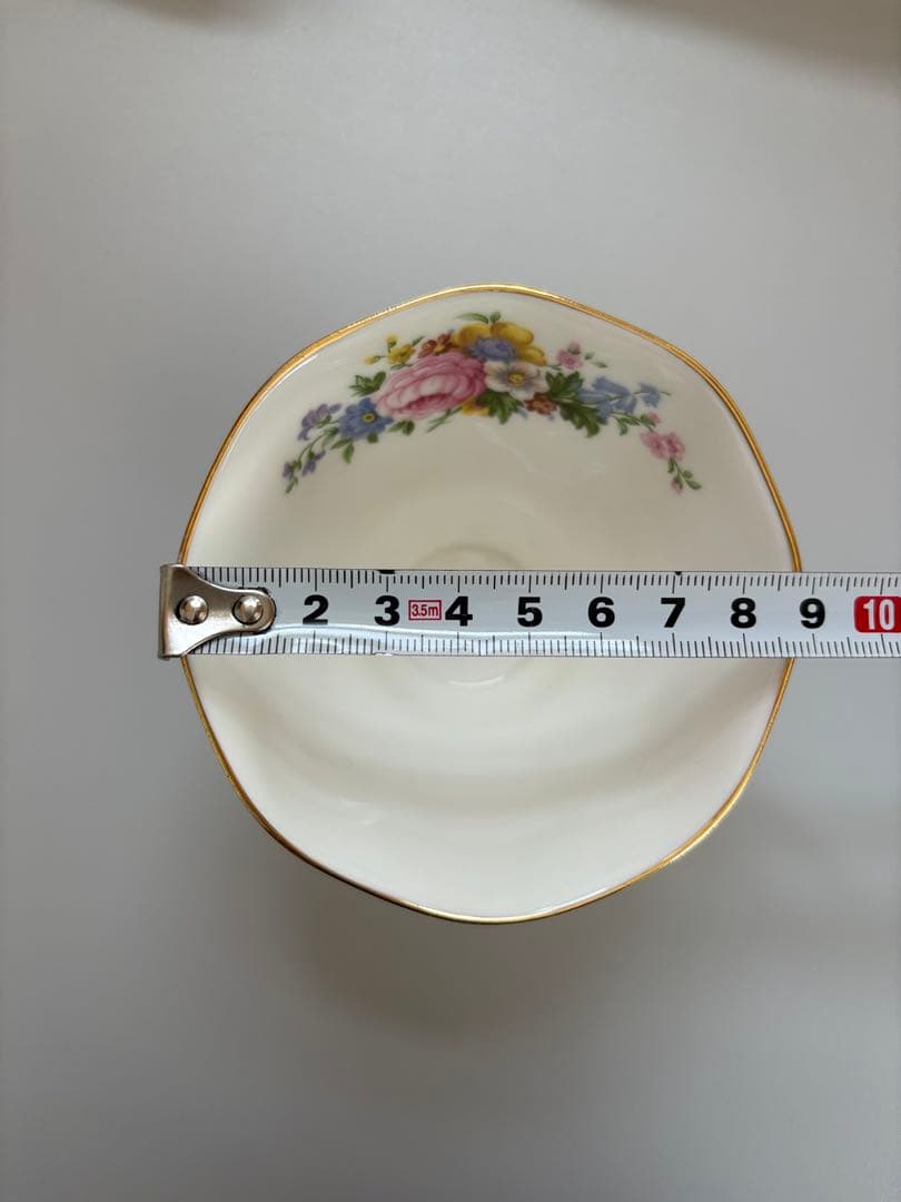 ロイヤルアルバート　レディカーライル　ティーカップ&ソーサーと中皿4セット