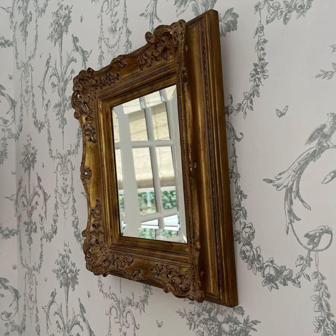 フェミニンな、アンティーク仕上げのウォールミラー