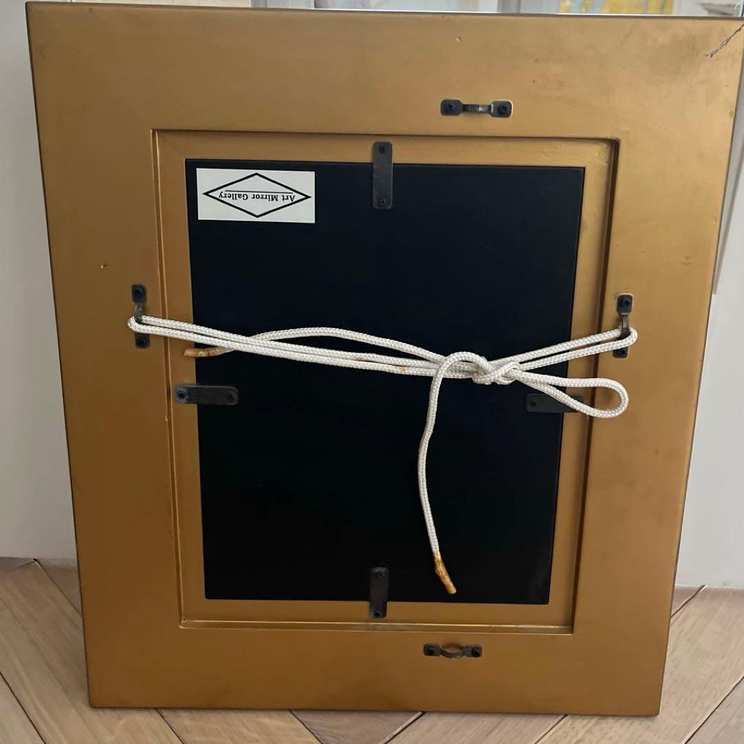 フェミニンな、アンティーク仕上げのウォールミラー