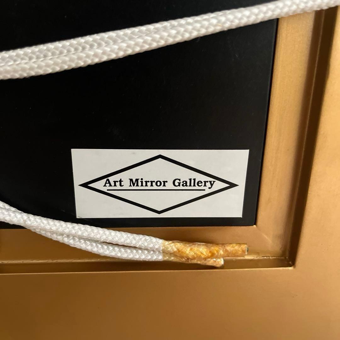 フェミニンな、アンティーク仕上げのウォールミラー