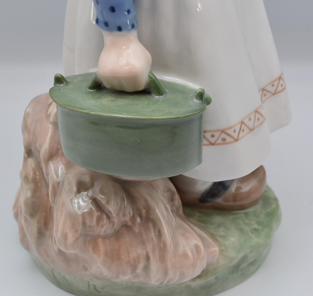 食事を運ぶ女性　＃815　★ロイヤルコペンハーゲン　デンマーク　ヴィンテージ