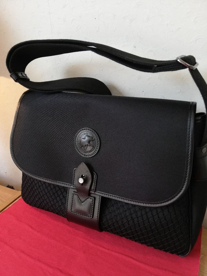 ★ハンティングワールド ショルダーバッグ　ブラック　 レザー×キャンバス　A4可