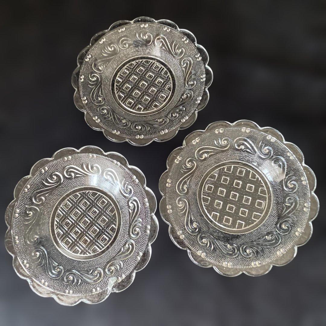 アンティーク】明治骨董　レースカット プレスガラス唐草紋様ウランガラス22㎝