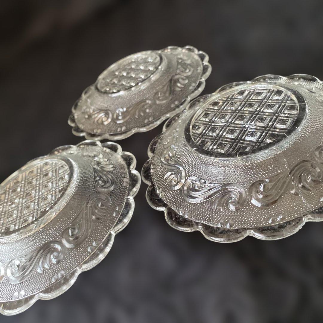 アンティーク】明治骨董　レースカット プレスガラス唐草紋様ウランガラス22㎝