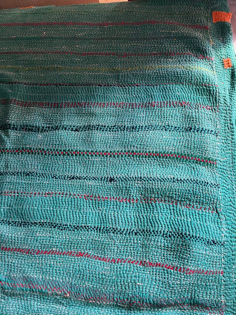 ②アンティーク刺繍カタンキルト　ラリーキルト