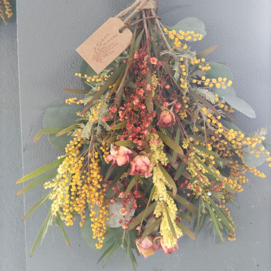 ヒライラ様　ご依頼分　ミモザとスプレーバラのスワッグ