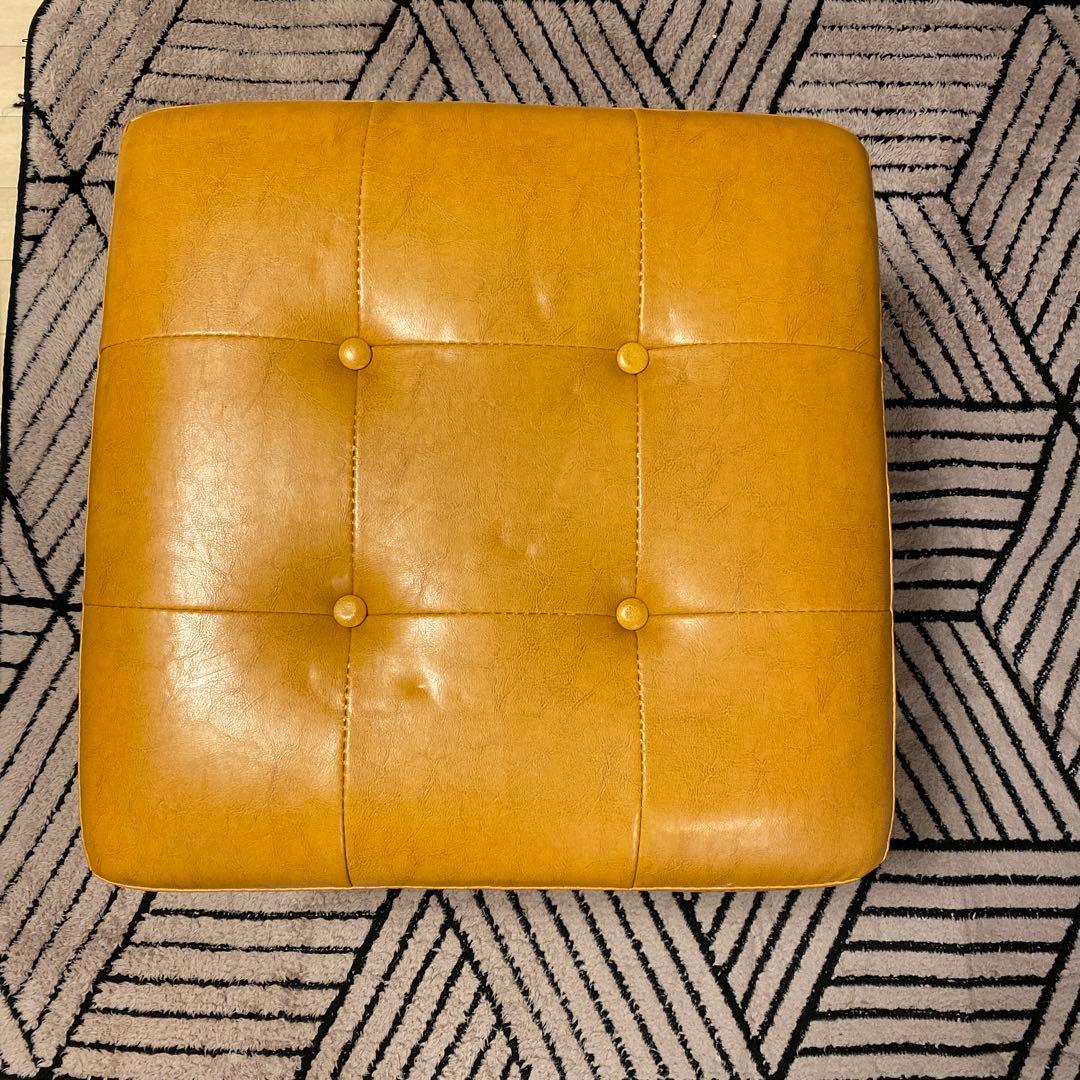 オレンジ色のボタン付きオットマン