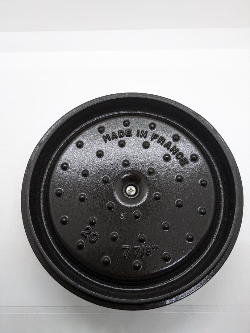 ストウブ ラ・ココットラウンド２０㎝ ホワイト シリアルナンバーつき