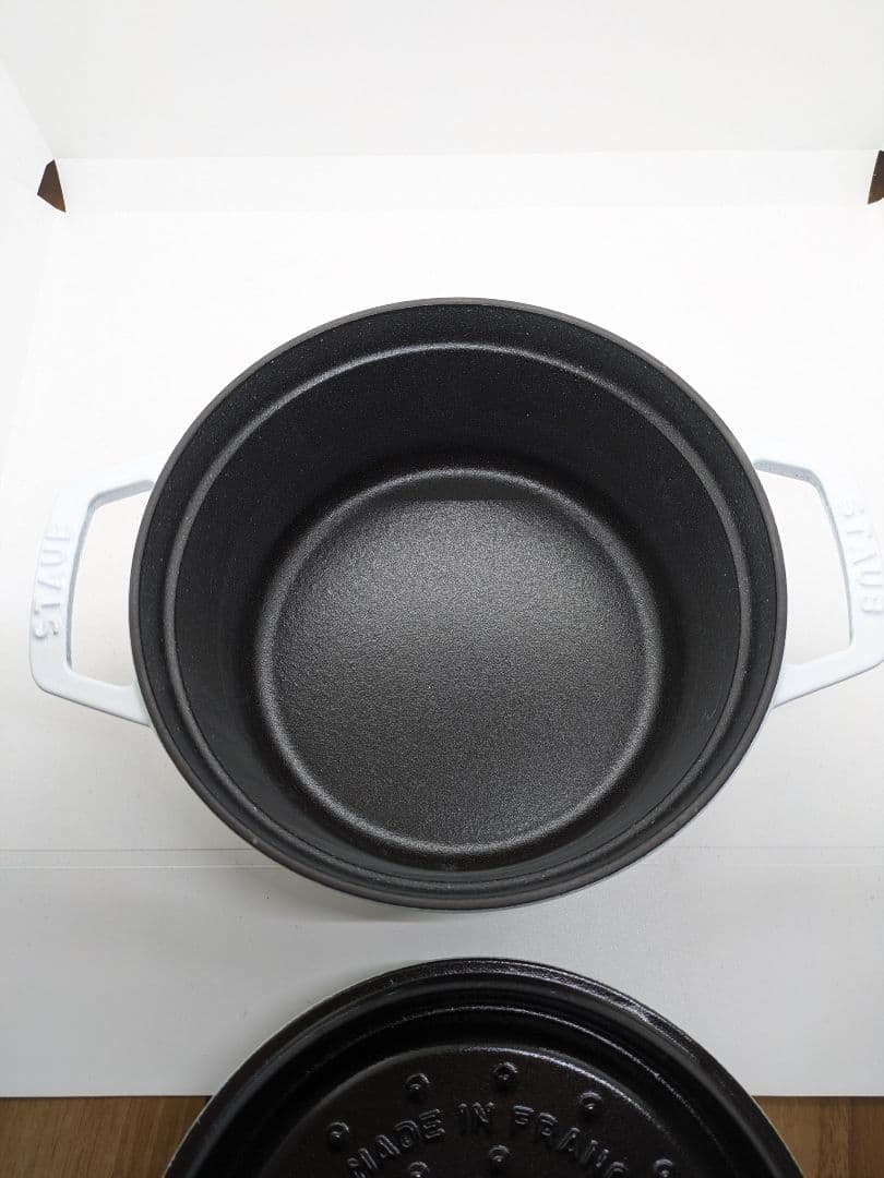 ストウブ ラ・ココットラウンド２０㎝ ホワイト シリアルナンバーつき