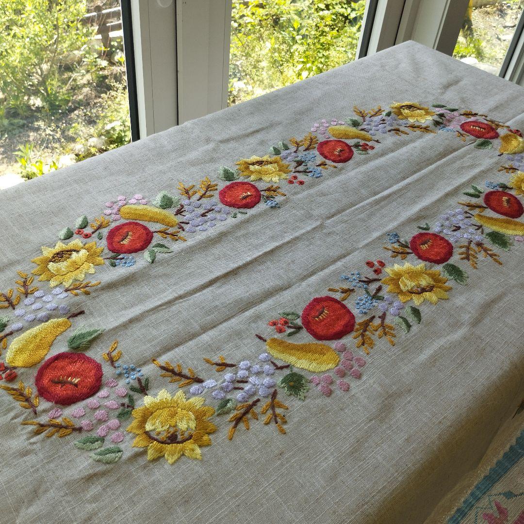 カロチャ　毛糸手刺繍　混紡リネン　テーブルクロス