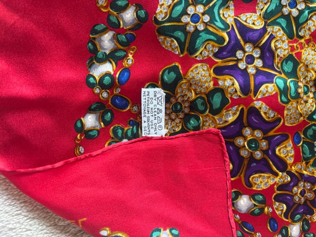 CHANEL シルクスカーフ 花柄 レッド85✖️85cm