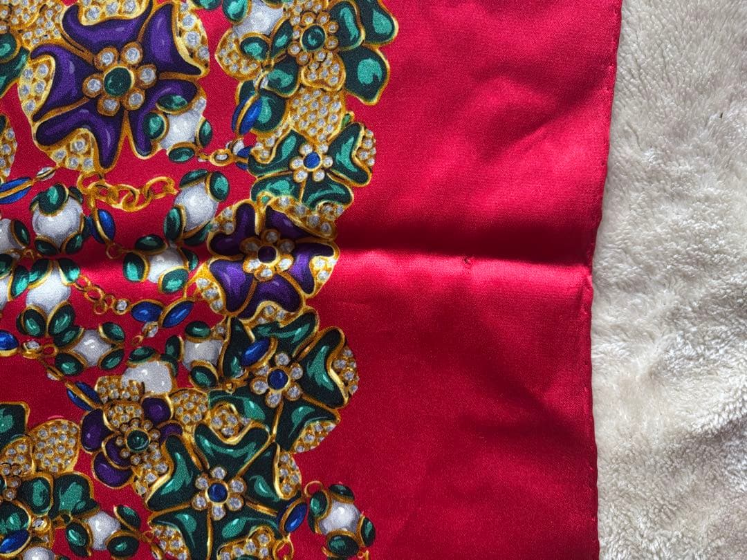 CHANEL シルクスカーフ 花柄 レッド85✖️85cm