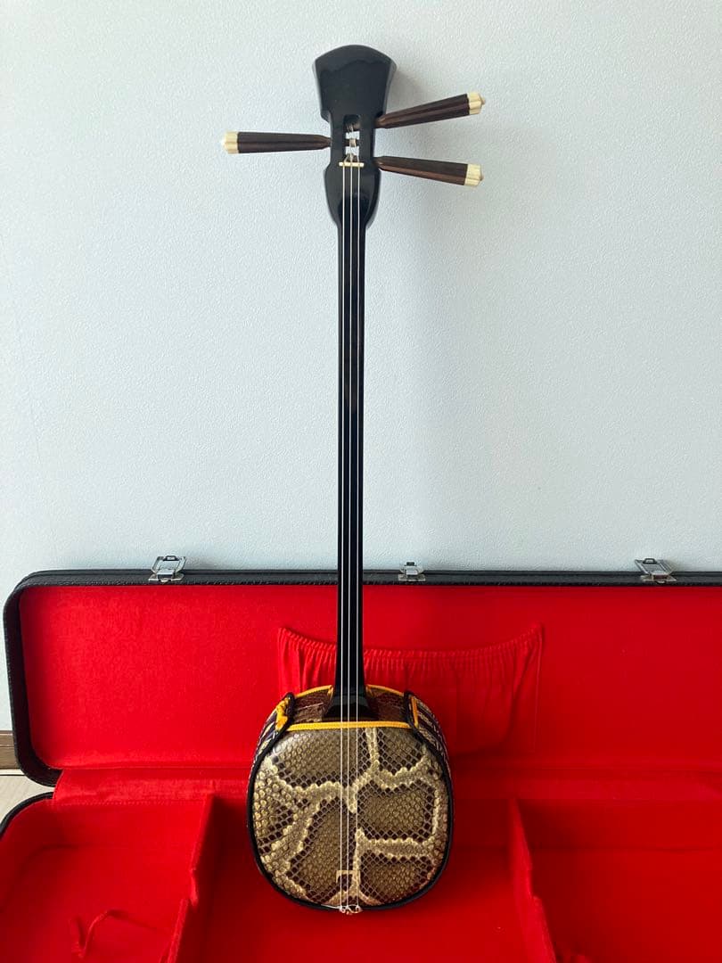 沖縄三味線　蛇皮　ケース付き　三板　工工四集