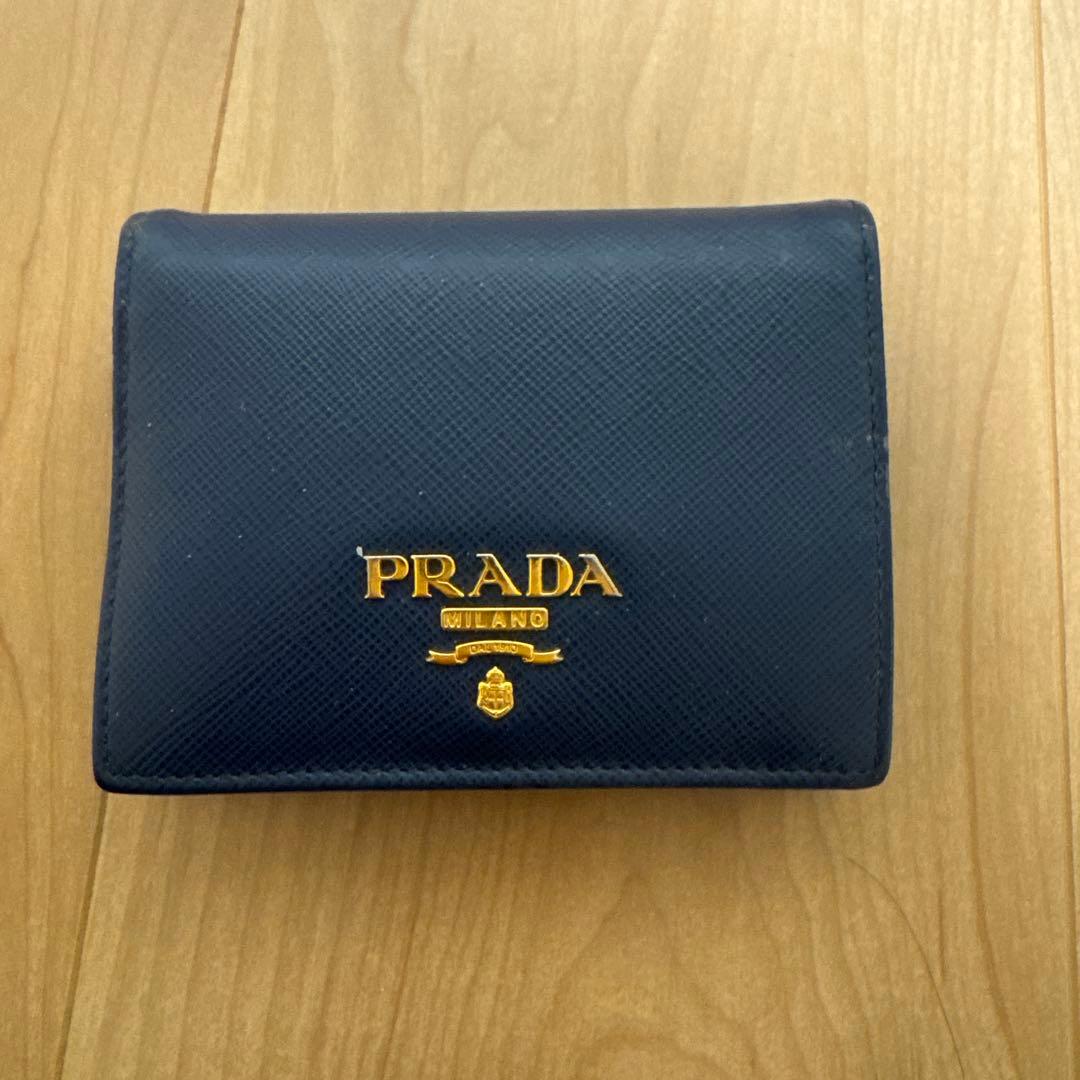✨特価✨ プラダ 折り財布 二つ折り 金ロゴ 型押し サフィアーノ ブルー