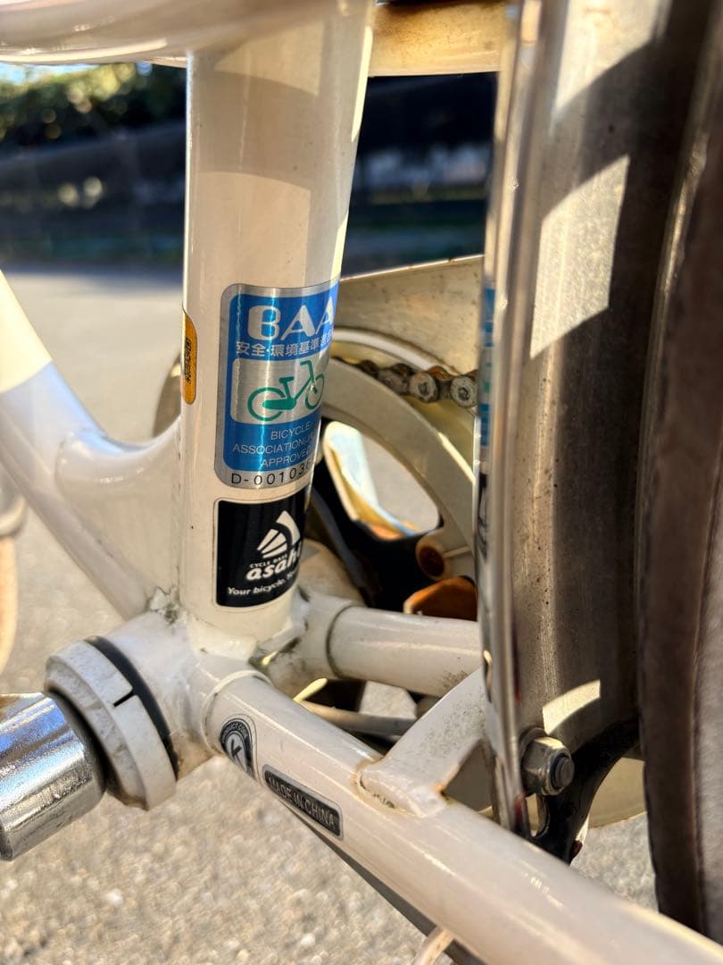 クリーム色 シティサイクル 前面バスケット付き