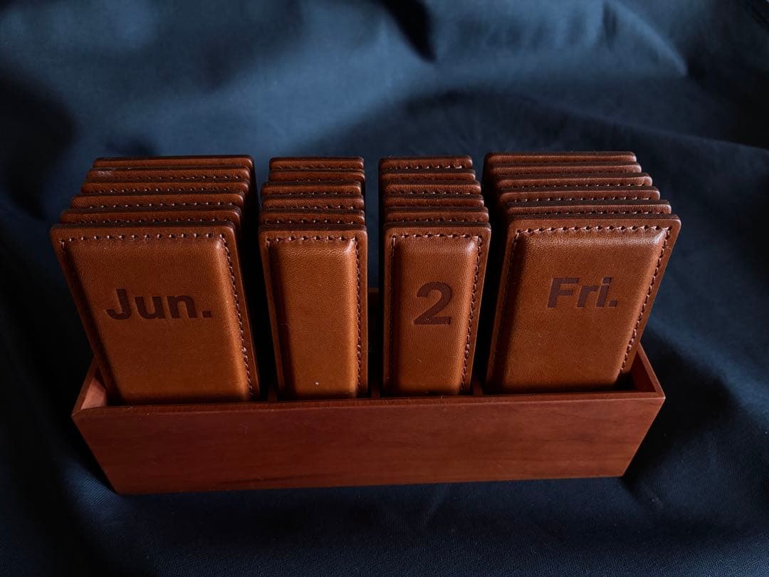 土屋鞄パーペチュアルカレンダー レザー製置き型カレンダー