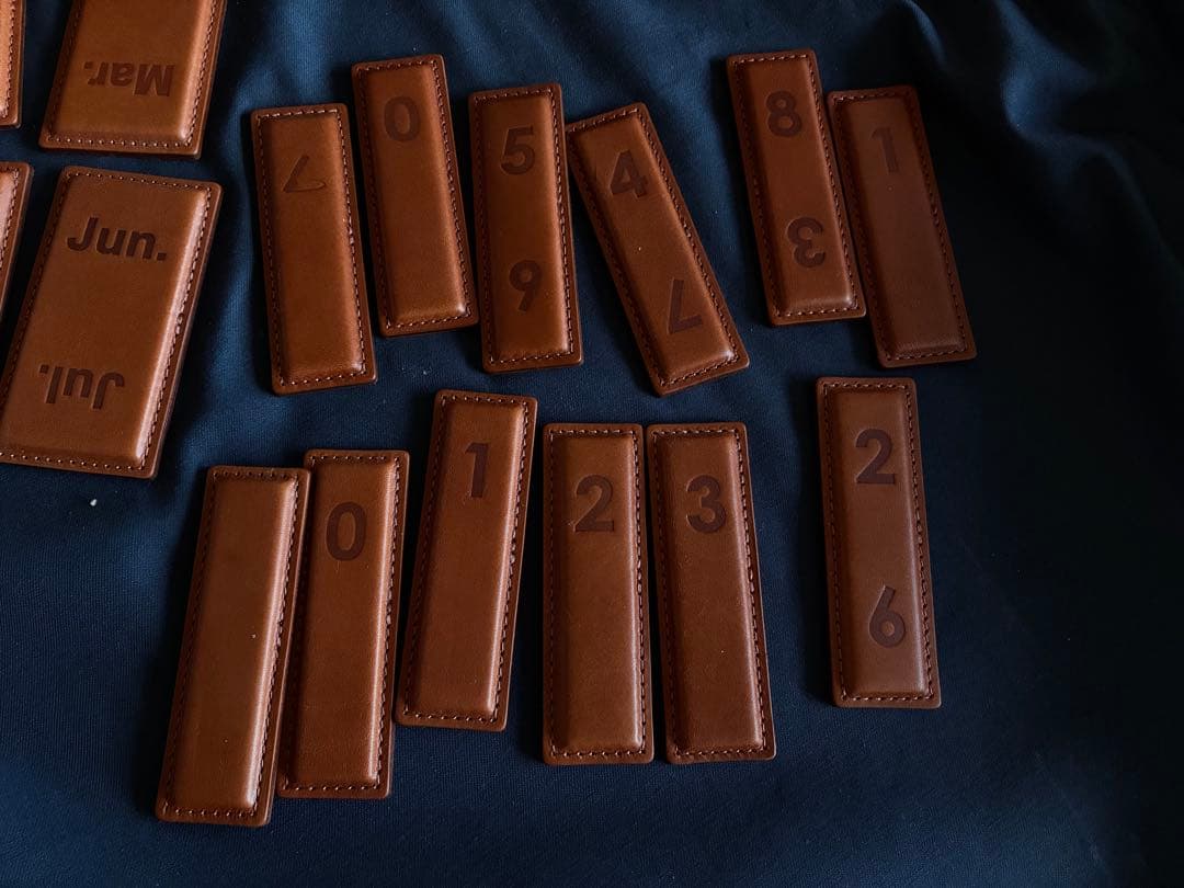 土屋鞄パーペチュアルカレンダー レザー製置き型カレンダー