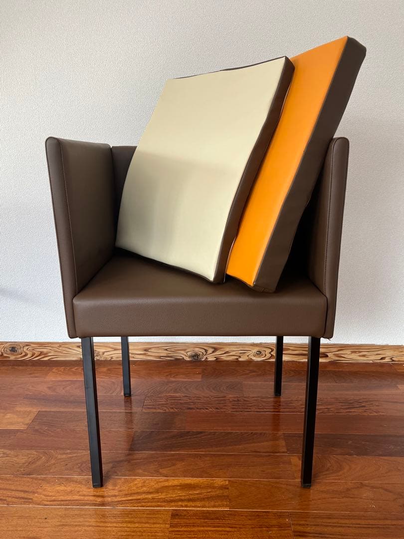 QUON アームチェア ブラウン/オレンジ 定価13万。