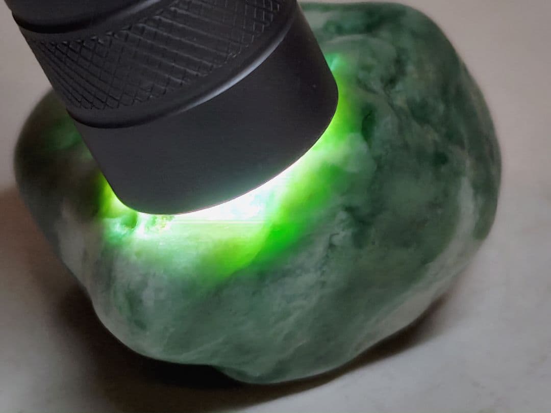 緑白 107g 翡翠 ヒスイ 原石 鑑賞石 自然石 誕生石 鉱物 鉱石 水石