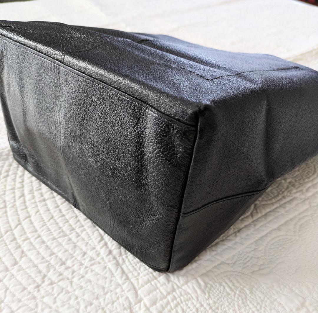 ヨーガンレール☆現行品☆豚革トートバッグ☆黒☆中サイズ☆美品です