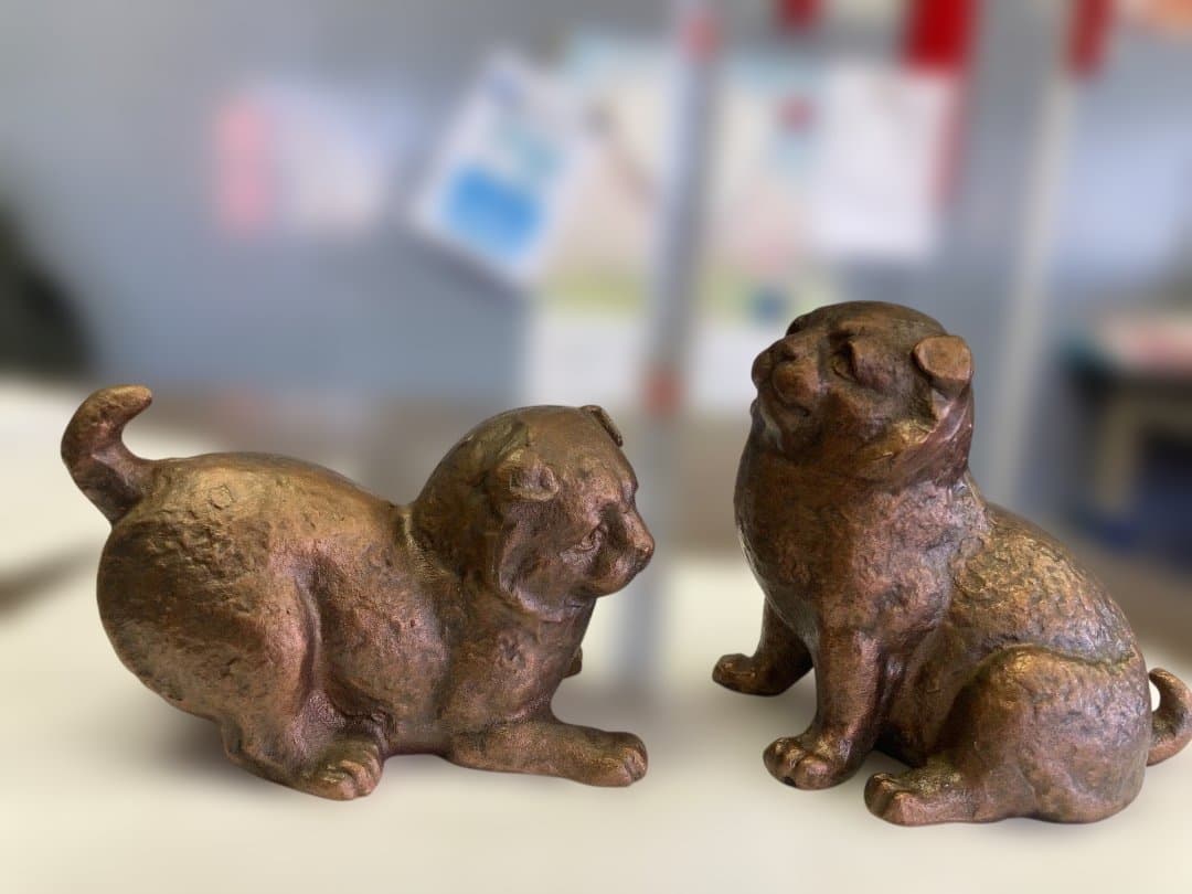 ブロンズ製犬の置物2体セット