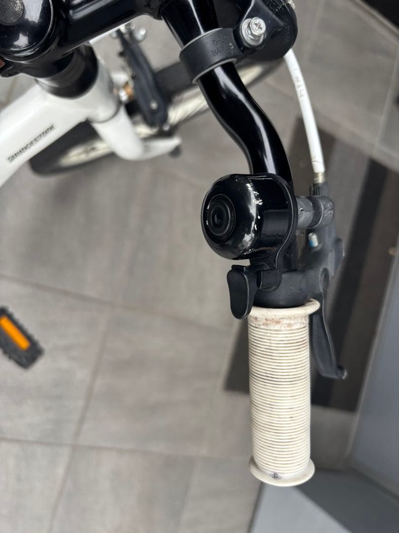 【世田谷区直接引渡希望】ブリヂストン　レベナ　ホワイト　18インチ