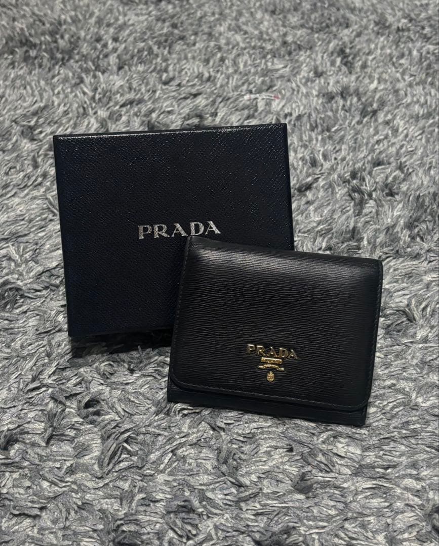 PRADA ブラック 三つ折り財布（ギャランティ付き）