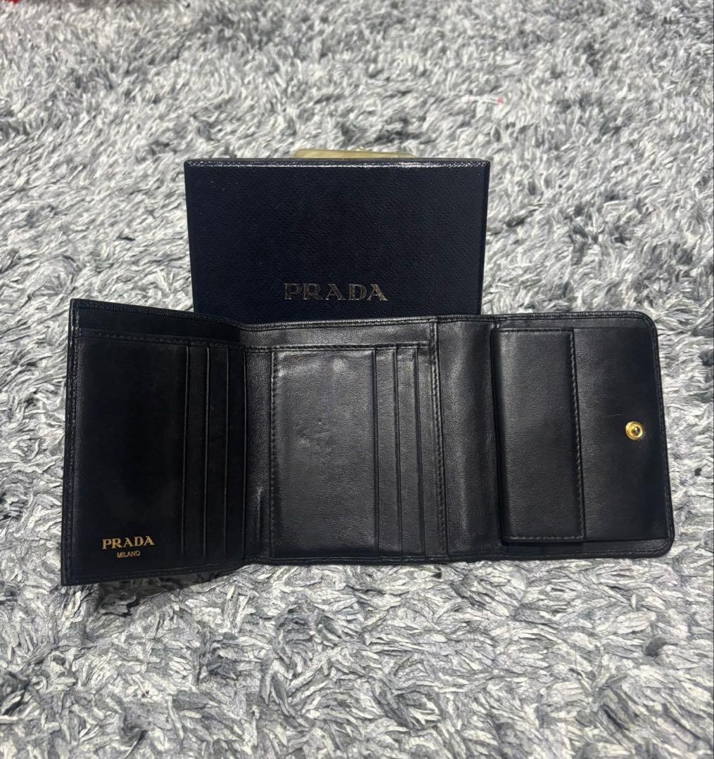PRADA ブラック 三つ折り財布（ギャランティ付き）