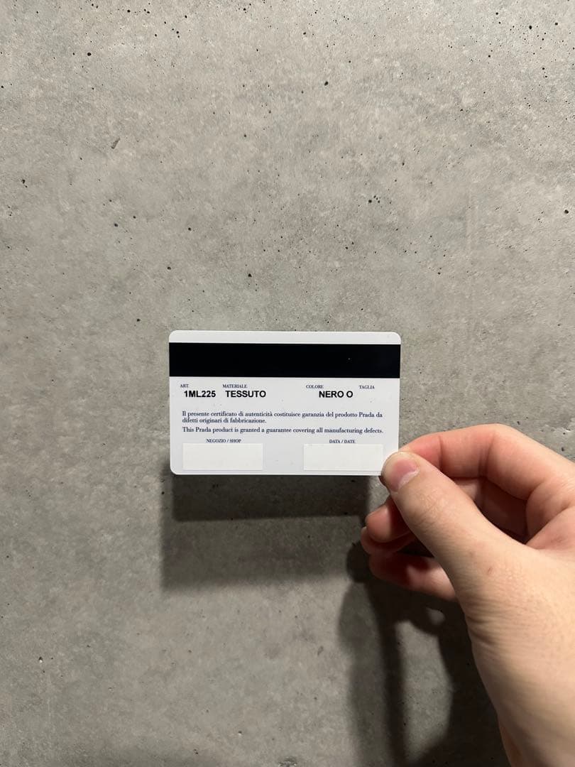 PRADA ブラック 三つ折り財布（ギャランティ付き）
