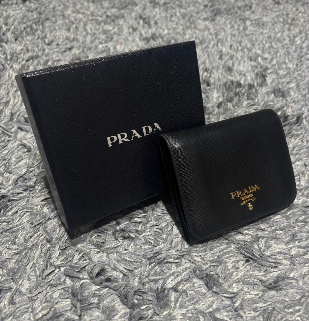 PRADA ブラック 三つ折り財布（ギャランティ付き）