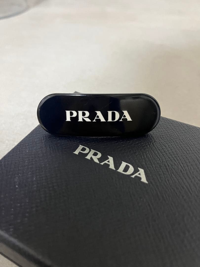 PRADA プラダ ロゴ バレッタ ブラック（訳あり特価）