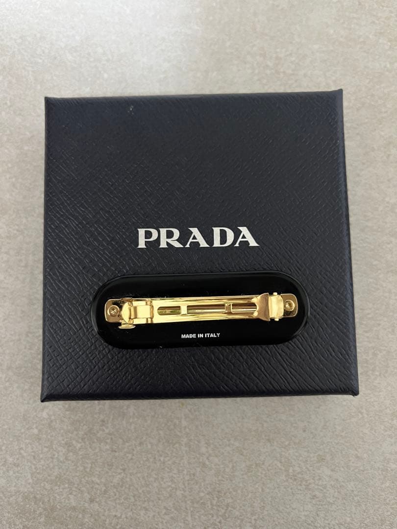 PRADA プラダ ロゴ バレッタ ブラック（訳あり特価）