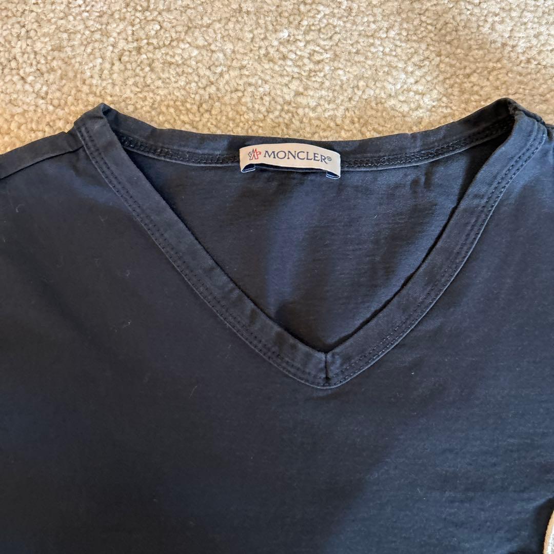 MONCLER 黒Vネック Tシャツ