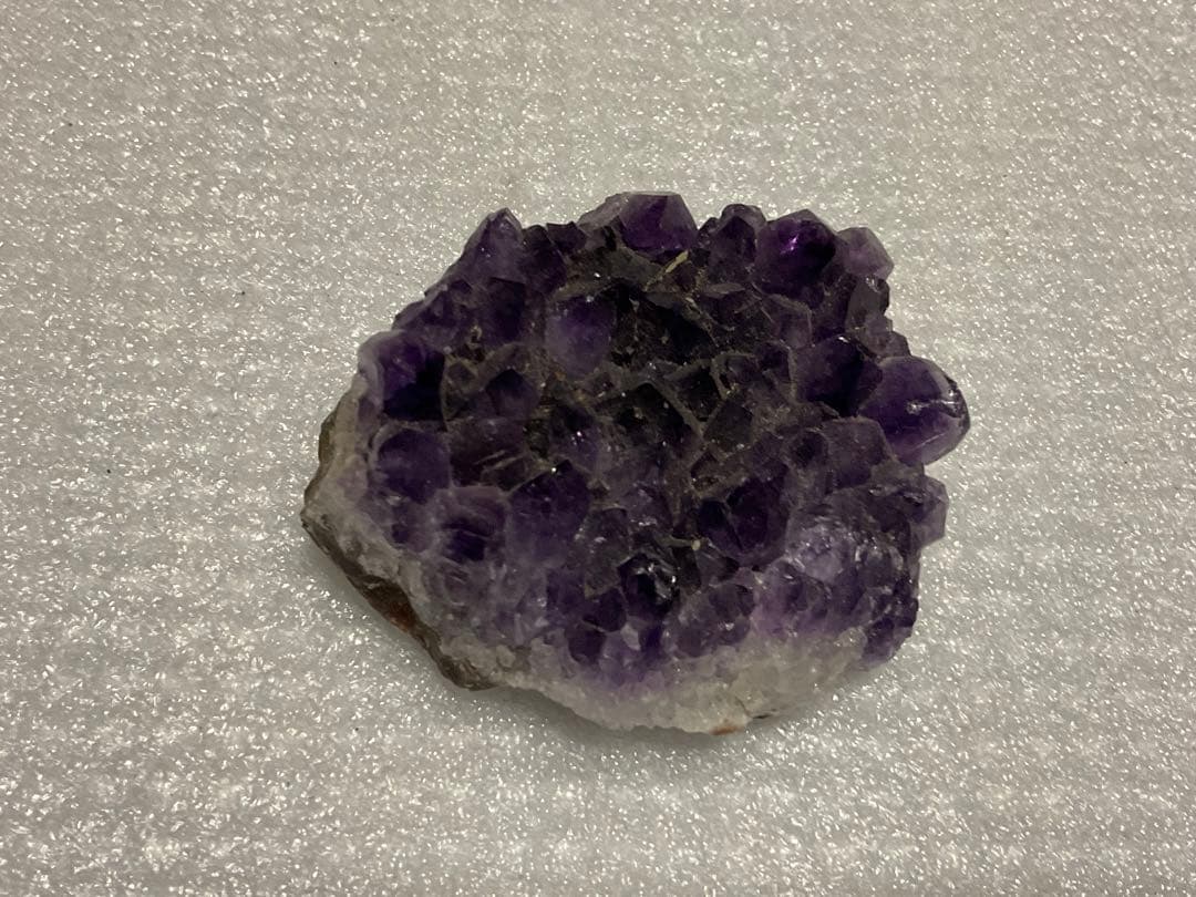 紫水晶。エメラルド。【綺麗な鉱石となります。お部屋のインテリアとかに如何ですか】