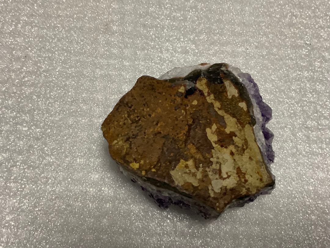 紫水晶。エメラルド。【綺麗な鉱石となります。お部屋のインテリアとかに如何ですか】