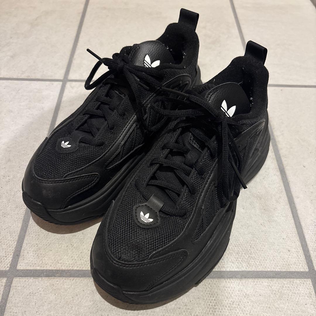 adidas ozgaia スニーカー