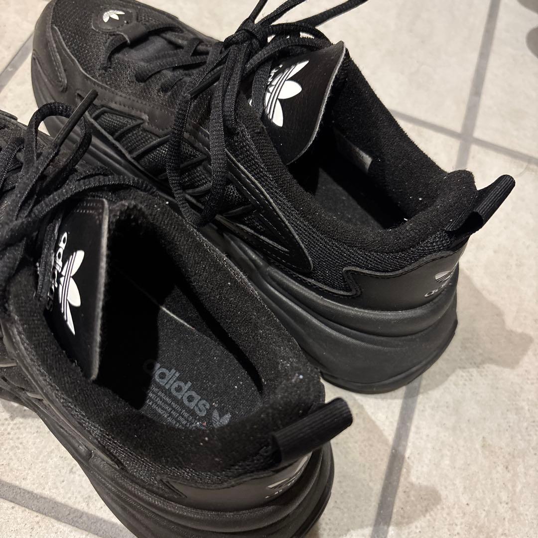 adidas ozgaia スニーカー