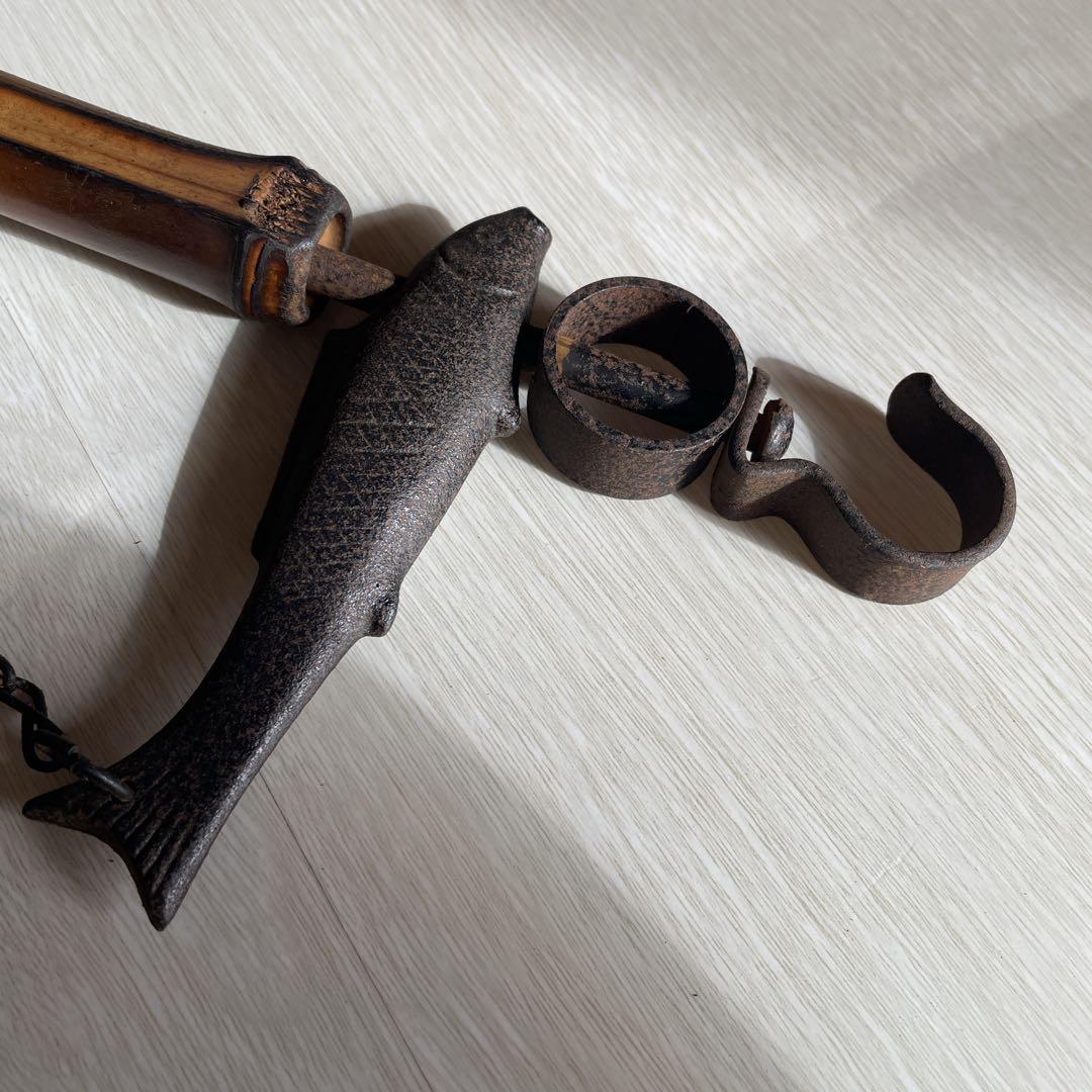 自在鉤 アンティーク 古民具 囲炉裏 魚モチーフ 金属×竹×木 和レトロ 古道具