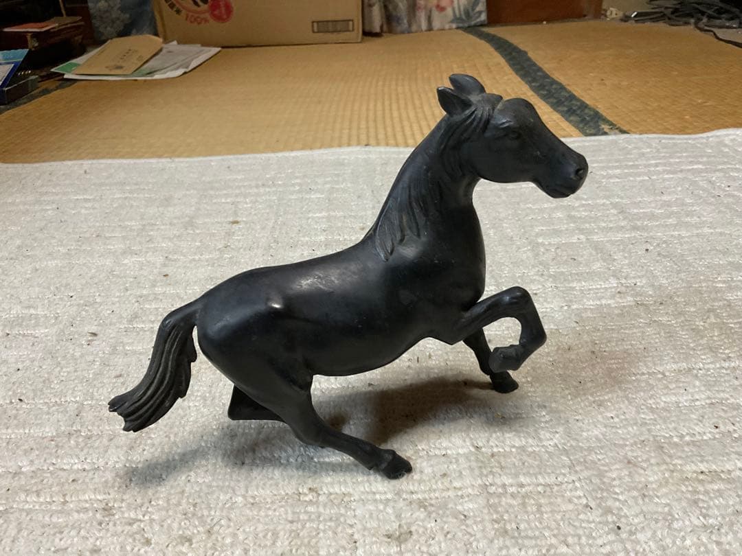 馬の銅像。幅、15センチ程の物。【置物として如何でしょう？】