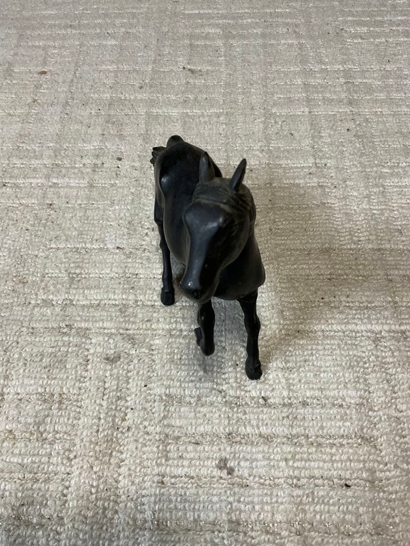 馬の銅像。幅、15センチ程の物。【置物として如何でしょう？】