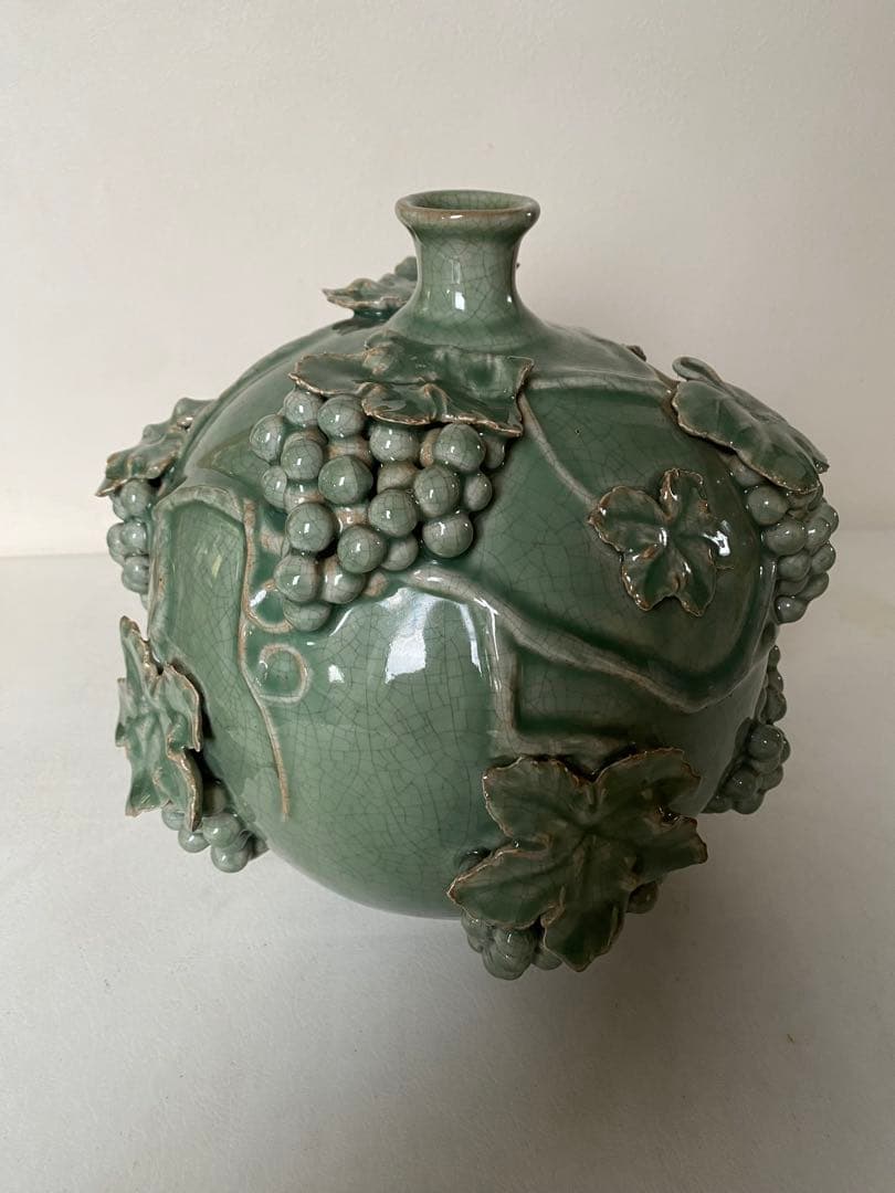 壺　緑色　陶磁器　葡萄　青磁　景徳鎮　貫入　花瓶　骨董　アンティーク